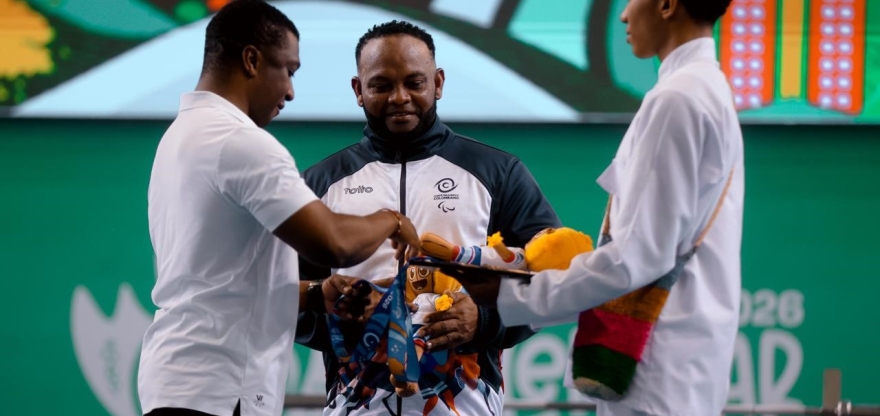 El deportista del Equipo Bogotá, Fabio Torres (centro), recibe su medalla de parte del ministro (e) del Deporte, Óscar Figueroa (izq.), en los Juegos Parasuramericanos Valledupar 2026. Foto cortesía Mindeporte.