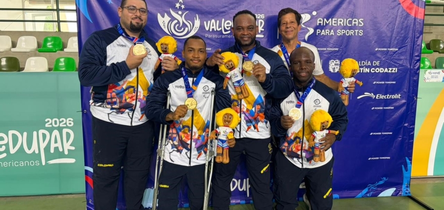 El deportista del Equipo Bogotá, Fabio Torres (centro), fue clave para que el parapowerlifting de Colombia ganara la medalla de oro por equipos en los Juegos Parasuramericanos Valledupar 2026. Foto cortesía CPC.