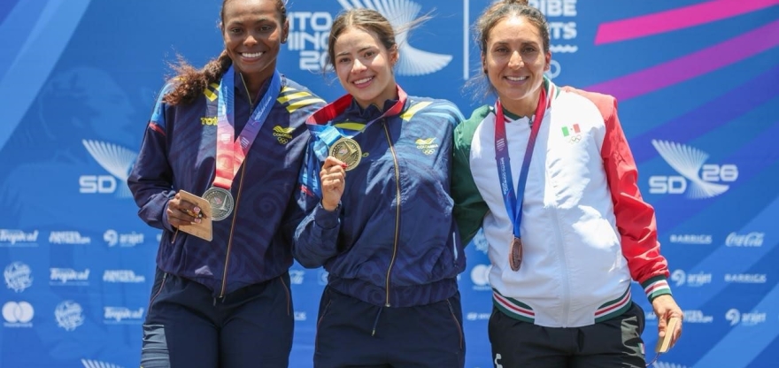 La patinadora bogotana Gabriela Rueda (centro), feliz con su medalla de oro en los Juegos Centroamericanos y del Caribe, único título que le faltaba a su rico palmarés. A su lado, Kollin Castro (izq.) y Valentina Letelier, de México (der.). Foto cortesía Prensa Santo Domingo 2026.