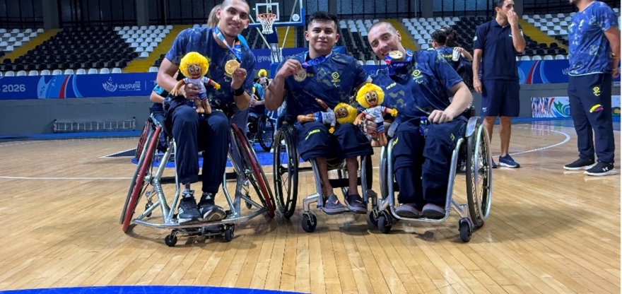 Jhoan Sebastián Peña Romero, Julián David López Romero y Federico López Rodríguez son los tres jugadores del Equipo Bogotá, campeones con Colombia en el baloncesto en silla de ruedas de los Juegos Parasuramericanos Valledupar 2026. Foto IDRD.