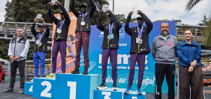 Los cinco mejores de la Media Maratón de Bogotá, en el podio, junto al director del IDRD, Daniel García. Eric Sang (1), estableció nueva marca para la distancia. Foto IDRD.