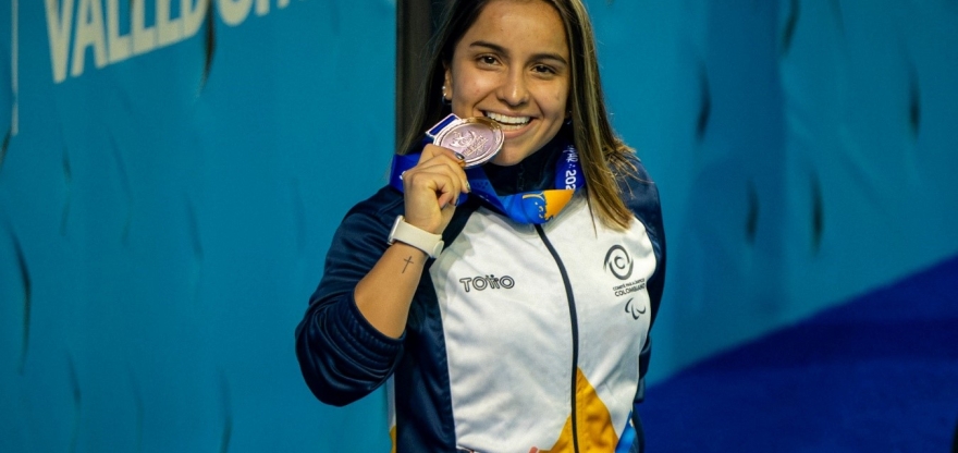 Sara Vargas –clase S7-, tuvo un día brillante y ganó tres medallas de oro en la paranatación, y con 5 preseas (4 oros y plata), es la máxima medallista del Equipo Bogotá en los II Juegos Parasuramericanos Valledupar 2026. Foto IDRD, Daniel Pérez, enviado especial.