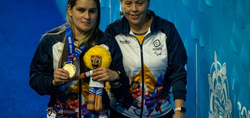 Sharit Yunque (izq.), ganadora de la primera medalla de Bogotá en paranatación en los II Juegos Parasuramericanos Valledupar 2026, con la entrenadora Darly Casas. Foto IDRD, Daniel Pérez, enviado especial.