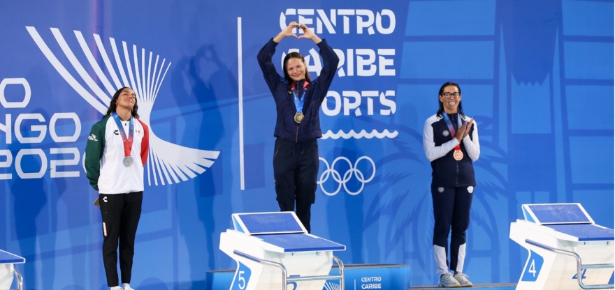 La nadadora bogotana Sirena Rowe (centro), ganó la medalla de oro en los 50 metros libre femenino, e impuso nuevo récord para esta prueba en los Juegos Centroamericanos y del Caribe. Foto cortesía COC.