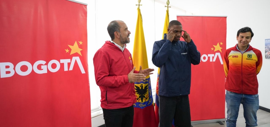 Durante su visita al IDRD, Ronal Longa explicó cómo ha trabajado la parte física y especialmente la parte mental, para tener el rendimiento que tiene ahora. Con él, Daniel García Cañón (izq.), director del Instituto, e Iván Morales, subdirector de Recreación y Deporte. Foto IDRD.