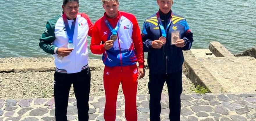 Daniel Pacheco (derecha), ganó dos medallas de bronce en canotaje en la jornada de los XXV Juegos Centroamericanos y del Caribe 2026. Foto IDRD / Fernando Ávila.