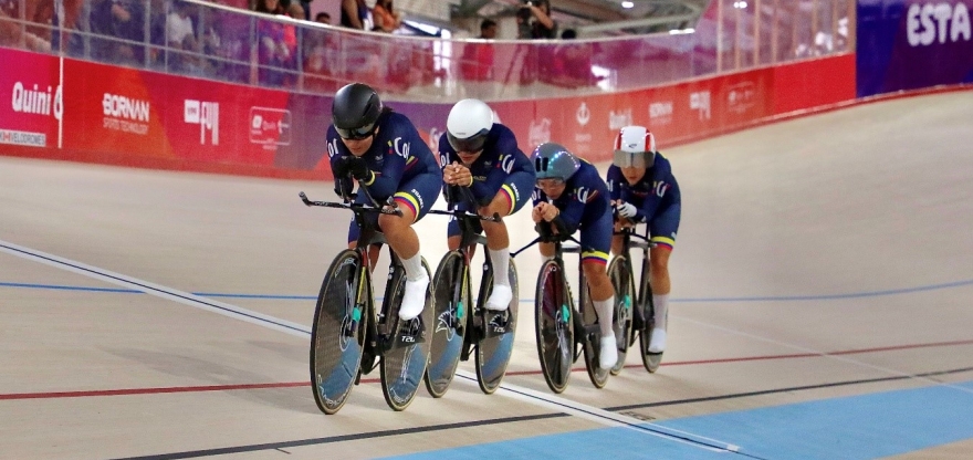 Camila Valbuena (der.), cerrando el grupo, fue pieza clave en la consecución de la medalla de oro en la persecución por equipos para Colombia en el ciclismo de pista. Foto cortesía COC.