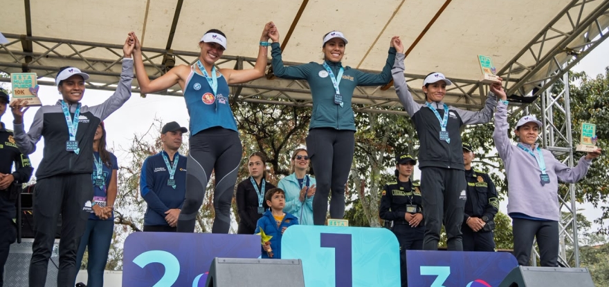 El podio de la Carrera de la Mujer 2026. En el tercer lugar, la olímpica Angie Orjuela, del Equipo Bogotá, quien se recupera de una lesión y apenas está volviendo. Foto IDRD.