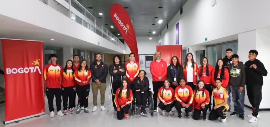 Varios deportistas estuvieron en la posesión de los miembros de la Comisión de Atletas del Equipo Bogotá, junto al director del IDRD Daniel García, y al subdirector de Deportes, Iván Morales. Foto IDRD.