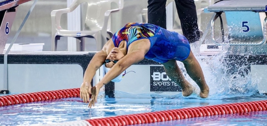 Jasmín Pistelli abrió su participación en los Juegos Suramericanos con cuarto lugar en 50 mts espalda, pero luego remató magistralmente el relevo 4x200 mts libres femenino, para asegurar la medalla de plata. Foto cortesía COC.