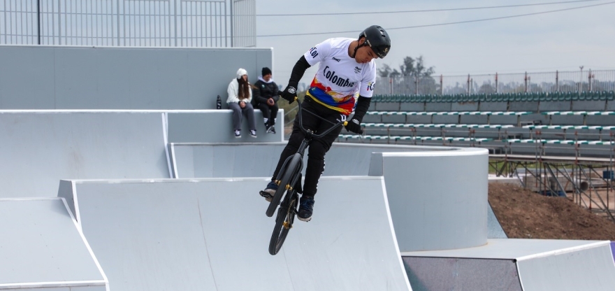 Luis Oswaldo Rincón sacó un repertorio sensacional en la final del ciclismo BMX Freestyle, y se colgó la medalla de oro en los XIII Juegos Suramericanos Santafé 2026, en Argentina. Foto cortesía COC.