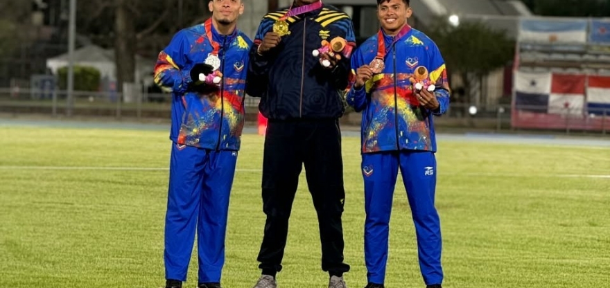 Ronal Longa (centro), volvió a reinar en los 100 mts planos en un evento del ciclo olímpico. Ahora aputa a hacia los Jugos Panamericanos 2027 y los Juegos Olímpicos 2028. Foto IDRD.