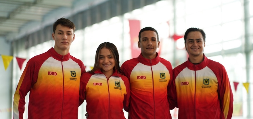 Cuatro de los cinco bogotanos que estarán en el Mundial de Natación con aletas en aguas abiertas en Egipto. Aparecen (izq. a der.) Erick Pinzón, Diana Yoscua, Alexander Jiménez y Samuel Roa. Foto IDRD.