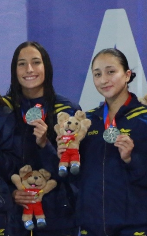 Jasmín Pistelli (derecha), del Equipo Bogotá, ganó dos medallas de oro en natación carreras, en los 100 mts espalda -con récord bolivariano-, y el relevo 4x100 mts combinado. Foto cortesía COC.