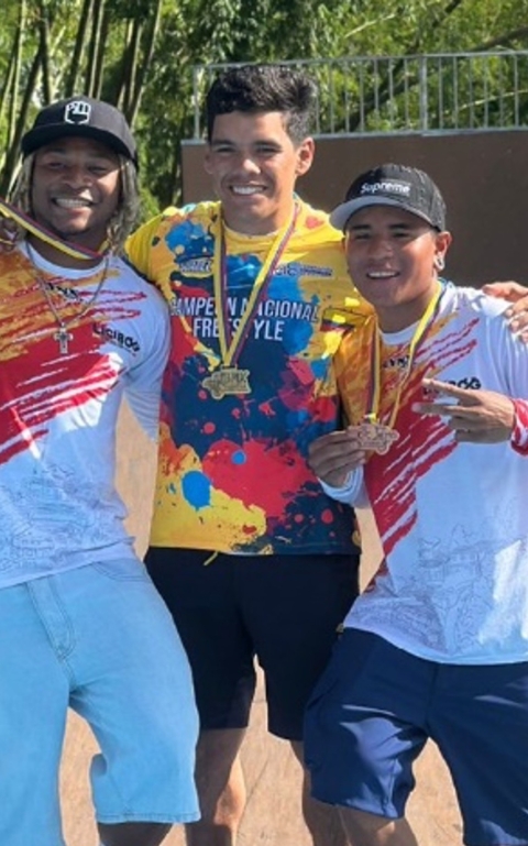 El Equipo Bogotá de BMX Freestyle que estará en el Campeonato Suramericano de Armenia. Aparecen (izq. a der.) Juan Caicedo, Luis Rincón y Saúl Hernández. Foto IDRD.