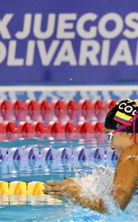 La nadadora Laura Sofía Melo fue la figura de la jornada inicial de medallas para el Equipo Bogotá y para Colombia, con dos preseas de oro -en 200 mts combinado y 50 mts espalda-. Foto cortesía Mindeporte.
