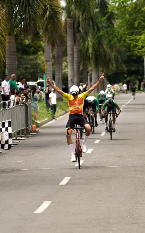 Bogotá celebra un nuevo oro en el ciclismo de ruta con Bryan Aristizábal en la prueba de ruta. (Foto prensa delegación Bogotá)