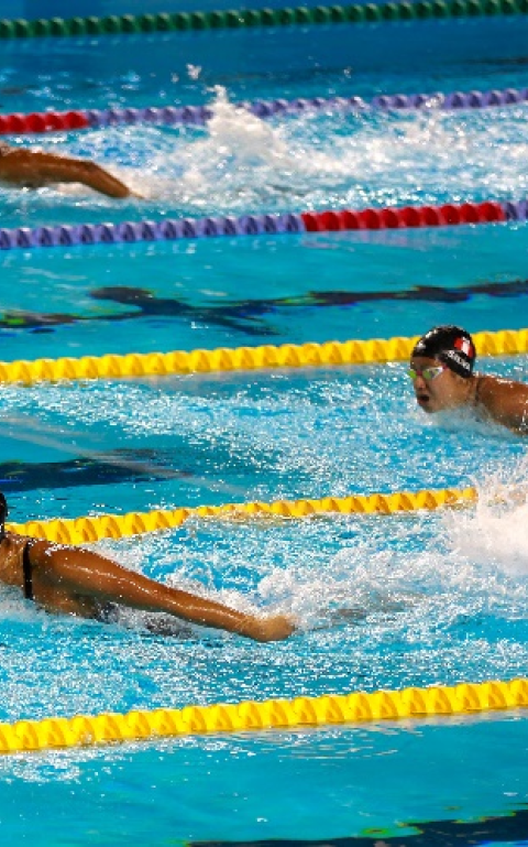 La nadadora Samantha Baños (abajo) dominando con claridad la prueba de los 200 metros mariposa femenino, para colgarse la medalla de oro en los Juegos Bolivarianos Lima-Ayacucho 2025. Foto cortesía COC.