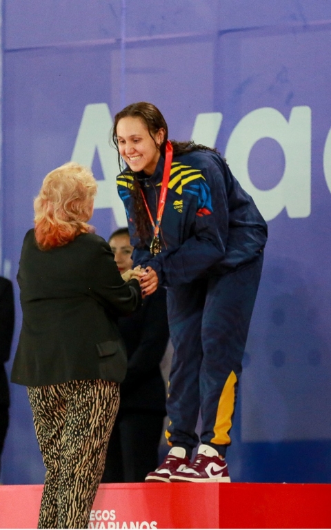 La nadadora del Equipo Bogotá, Jasmín Pistelli, recibe una de sus 4 medallas de oro, que la dejaron como la figura de Colombia en los XX Juegos Bolivarianos Lima-Ayacucho 2025. Foto cortesía COC. 