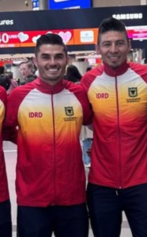 Equipo Bogotá de paracycling, que estará por Colombia en el Campeonato Panamericano de Pista y Ruta en Brasil. Aparecen (izq. a der.) Juan José Ríos, Juan Andrés Gómez, Edwin Matiz, Esneider Muñoz y Paula Ossa, acompañados por el metodólogo Hernán Cortés. Foto IDRD. 