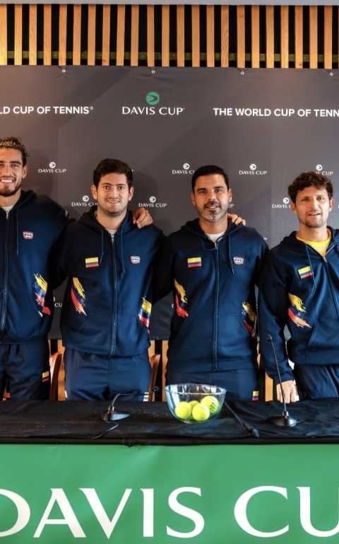 Equipo colombiano de Copa Davis que avanzó al Grupo Mundial I y ahora enfrentará a Países Bajos. Aparecen (izq. a der.) los bogotanos Juan Sebastián Gómez y Adriá Soriano, además de Nicolás Mejía, el capitán Alejandro Falla, Nicolás Barrientos y Miguel Tobón. Foto cortesía Fedetenis. 