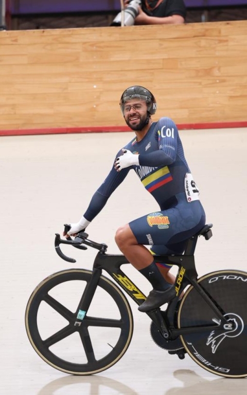Alegría plena del ciclista del Equipo Bogotá, Jordan Parra, tras ganar la prueba de la eliminación en el Campeonato Panamericano de Pista Élite en Santiago de Chile. Foto cortesía Fedeciclismo. 