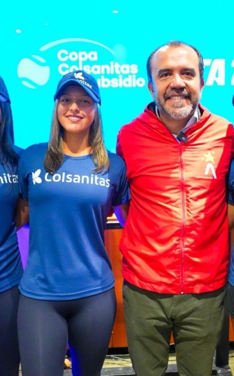 El Equipo Bogotá en la presentación de la Copa Colsanitas WTA 250 de tenis. Aparecen (izq. a der.) Laura Villamil, Sara Lozano, Daniel García -director del IDRD-, y Valentina Mediorreal. Foto IDRD. 