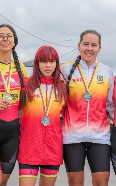 Medallistas del Equipo Bogotá en las pruebas contrarreloj de la Copa Nacional de Paracycling en Tocancipá. Aparecen (izq. a der.) Giselle Natalia Hernández, Sara Cruz, Lina Dueñas y Paula Andrea Ossa. Fotos IDRD.