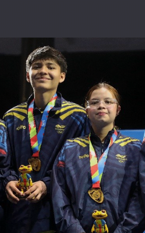Selección Colombia campeona por equipos en tenis de mesa. Aparecen (izq. a der.) Sebastián Bedoya, el bogotano Rafael Quintero -quien hizo el punto decisivo), Ana Gómez y Mariana Rodríguez. Foto cortesía COC. 
