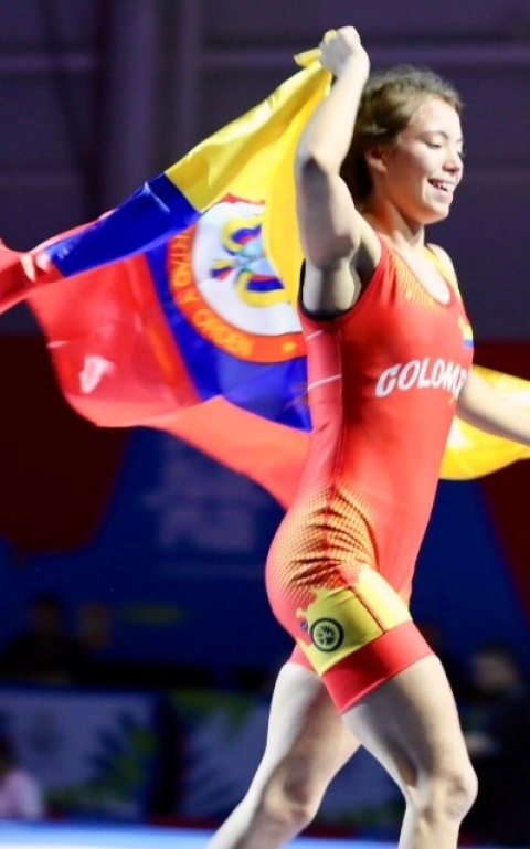 La alegría de la bogotana Valery Rubio tras ganar el primer oro para Colombia en los Juegos Suramericanos de la Juventud. Fue en lucha olímpica modalidad libre, 43 kgs. Foto cortesía COC. 