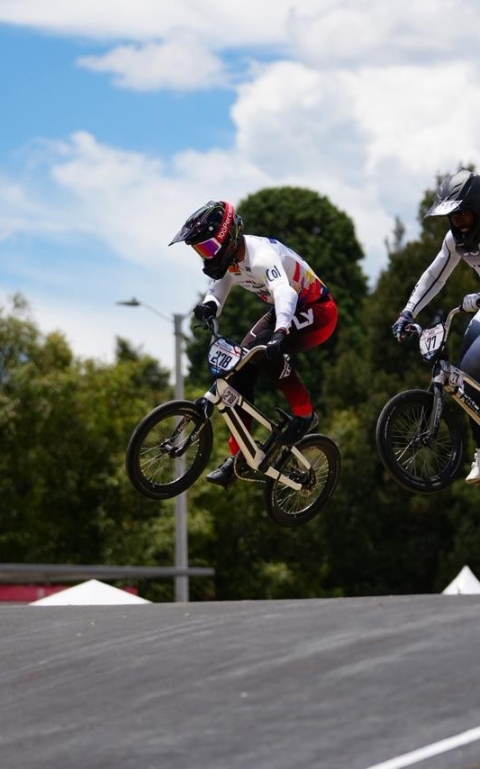 El BMX Racing tendrá una gran fiesta en la pista Carlos Ramírez del PRD, con el Campeonato Panamericano y Copa Latinoamericana este fin de semana. Carlos Ramírez (izq.), es carta bogotana. Foto IDRD. 