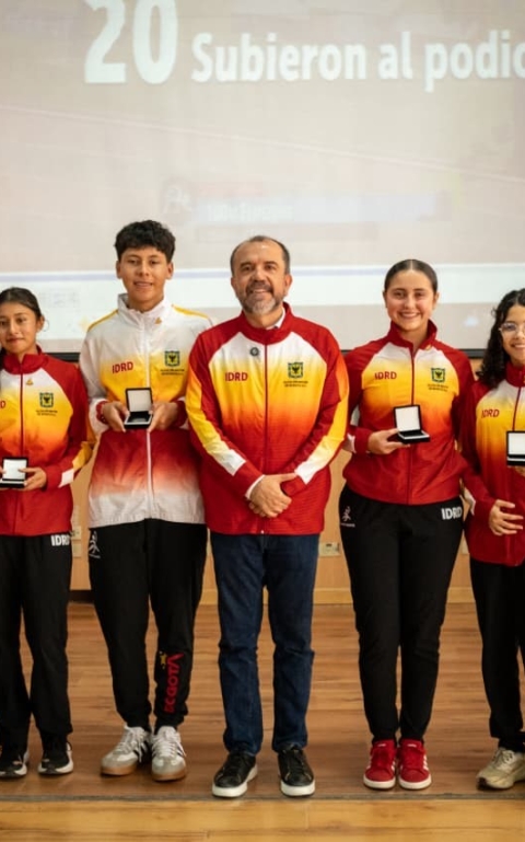 Algunos de los deportistas que recibieron reconocimiento, con directivos del IDRD. Aparecen (izq. a der.) Óscar Ruiz (jefe de Deportes), Sarah Muñoz, Danna Rizo, Juan Sánchez, Daniel García (director), Carol Acosta, Violeta Carvajal e Iván Morales (subdirector de Recreación y Deporte). Foto IDRD.
