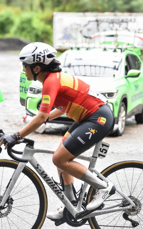 Camila Valbuena durante la subida a La Línea. Llegó novena en la etapa y es novena en la general. Es la mejor bogotana en la Vuelta a Colombia Femenina. Foto Camilo Monsalve, enviado especial IDRD.