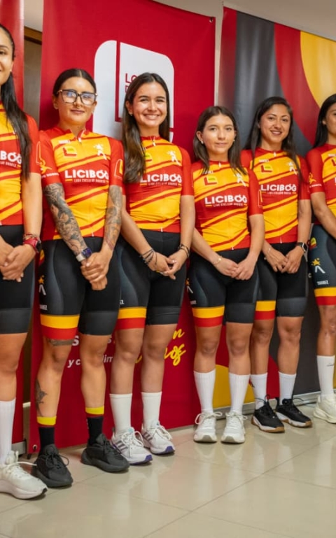Equipo Bogotá. IDRD-Licibog-Lotería de Bogotá de ciclismo femenino. Aparecen (izq. a der.): Camila Valbuena, Karen Lorena Villamizar, Valentina Quintero, Valentina Molano, Paula Ossa, Laura Sanguino, Mariana Cárdenas y la entrenadora Rocío Parrado.