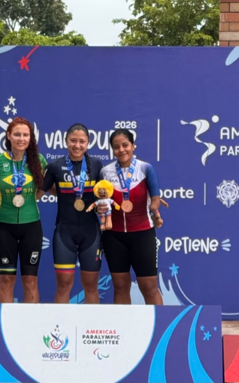 La corredora del Equipo Bogotá, Paula Ossa (centro) ganó dos medallas de oro en paracycling en los Juegos Parasuramericanos Valledupar 2026. Foto Prensa Juegos.