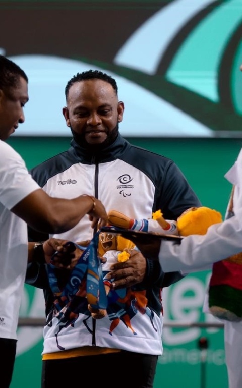 El deportista del Equipo Bogotá, Fabio Torres (centro), recibe su medalla de parte del ministro (e) del Deporte, Óscar Figueroa (izq.), en los Juegos Parasuramericanos Valledupar 2026. Foto cortesía Mindeporte.