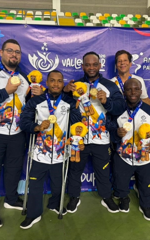 El deportista del Equipo Bogotá, Fabio Torres (centro), fue clave para que el parapowerlifting de Colombia ganara la medalla de oro por equipos en los Juegos Parasuramericanos Valledupar 2026. Foto cortesía CPC.