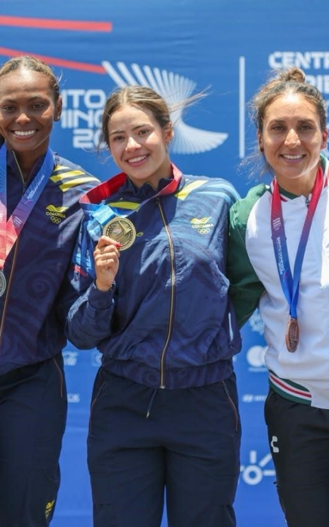 La patinadora bogotana Gabriela Rueda (centro), feliz con su medalla de oro en los Juegos Centroamericanos y del Caribe, único título que le faltaba a su rico palmarés. A su lado, Kollin Castro (izq.) y Valentina Letelier, de México (der.). Foto cortesía Prensa Santo Domingo 2026.