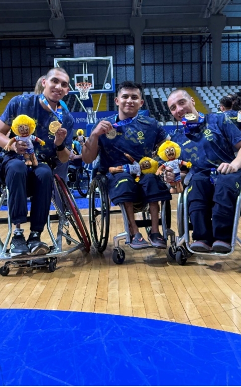 Jhoan Sebastián Peña Romero, Julián David López Romero y Federico López Rodríguez son los tres jugadores del Equipo Bogotá, campeones con Colombia en el baloncesto en silla de ruedas de los Juegos Parasuramericanos Valledupar 2026. Foto IDRD.