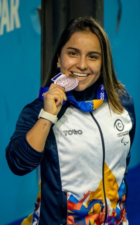 Sara Vargas –clase S7-, tuvo un día brillante y ganó tres medallas de oro en la paranatación, y con 5 preseas (4 oros y plata), es la máxima medallista del Equipo Bogotá en los II Juegos Parasuramericanos Valledupar 2026. Foto IDRD, Daniel Pérez, enviado especial.