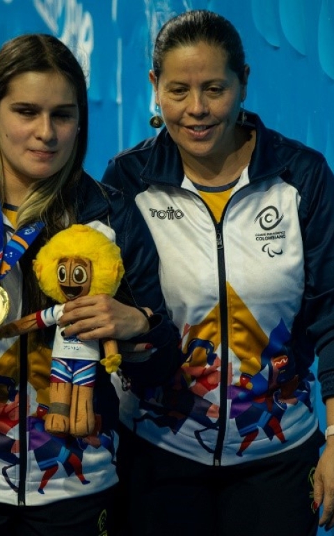 Sharit Yunque (izq.), ganadora de la primera medalla de Bogotá en paranatación en los II Juegos Parasuramericanos Valledupar 2026, con la entrenadora Darly Casas. Foto IDRD, Daniel Pérez, enviado especial.
