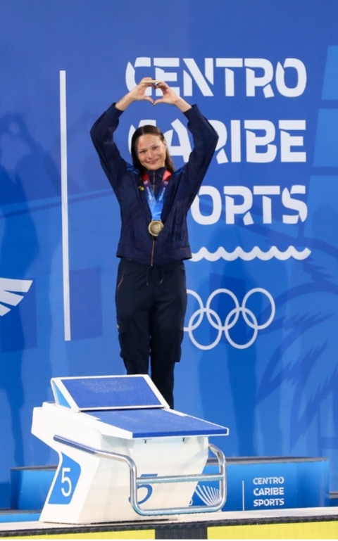 La nadadora bogotana Sirena Rowe (centro), ganó la medalla de oro en los 50 metros libre femenino, e impuso nuevo récord para esta prueba en los Juegos Centroamericanos y del Caribe. Foto cortesía COC.