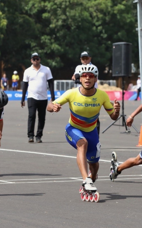 John Edwar Tascón (centro), del Equipo Bogotá, ganó el oro en los 100 metros sprint en los Juegos Centroamericanos y del Caribe Santo Domingo 2026. Foto cortesía COC.