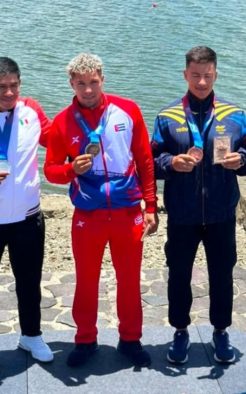 Daniel Pacheco (derecha), ganó dos medallas de bronce en canotaje en la jornada de los XXV Juegos Centroamericanos y del Caribe 2026. Foto IDRD / Fernando Ávila.