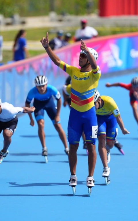 John Edwar Tascón celebra su tercera medalla de oro en los Juegos Centroamericanos y del Caribe Santo Domingo 2026. Es el máximo medallista del Equipo Bogotá en las justas. Foto IDRD / Andrés ROT, enviado especial.
