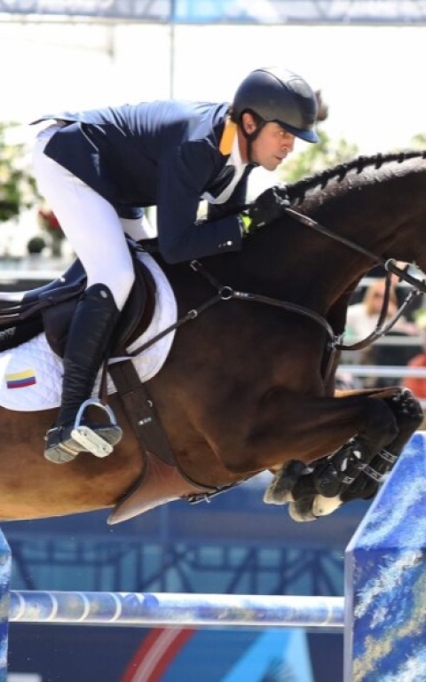 Roberto Terán Tafur y su caballo Henry Jota Apolonio, del Equipo Bogotá, medalla de oro en equipos para Colombia en los XXV Juegos Centroamericanos y del Caribe 2026. Foto cortesía Federación Ecuestre de Colombia.