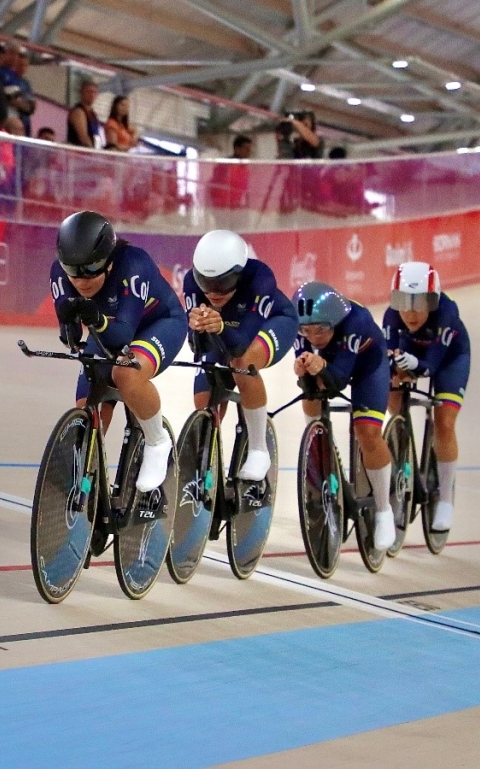 Camila Valbuena (der.), cerrando el grupo, fue pieza clave en la consecución de la medalla de oro en la persecución por equipos para Colombia en el ciclismo de pista. Foto cortesía COC.