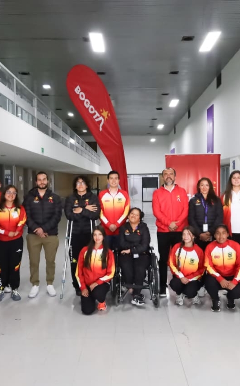 Varios deportistas estuvieron en la posesión de los miembros de la Comisión de Atletas del Equipo Bogotá, junto al director del IDRD Daniel García, y al subdirector de Deportes, Iván Morales. Foto IDRD.