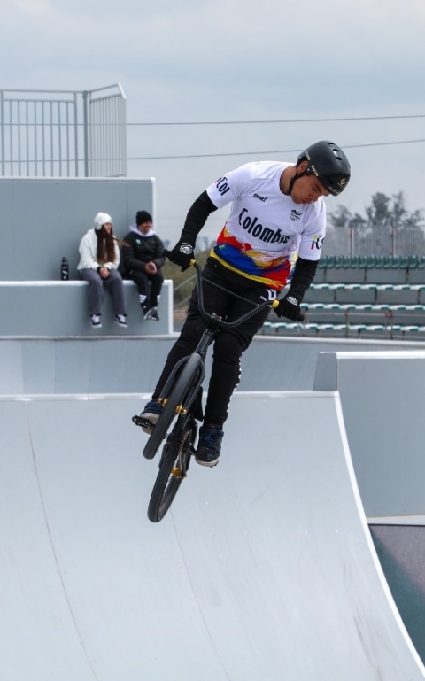 Luis Oswaldo Rincón sacó un repertorio sensacional en la final del ciclismo BMX Freestyle, y se colgó la medalla de oro en los XIII Juegos Suramericanos Santafé 2026, en Argentina. Foto cortesía COC.