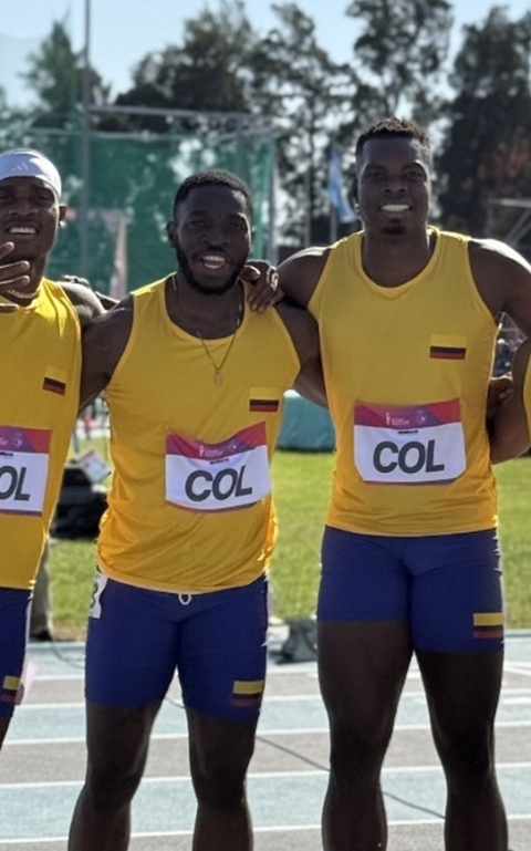 Equipo colombiano de 4x100 mts planos, medalla de oro. Ronal Longa (izq,) fue el rey de la velocidad con 3 oros. Después de él, en orden, John Paredes, el también bogotano Carlos Palacios y Carlos Flórez. Foto cortesía COC..